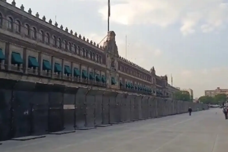 Blindan Palacio Nacional previo a movilización de familiares de normalistas de Ayotzinapa
