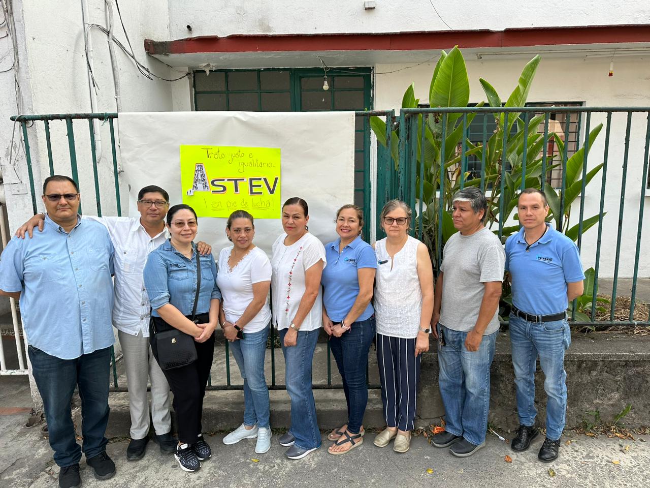 Continua toma de la SEV en protesta de afiliados al SATEBAEV