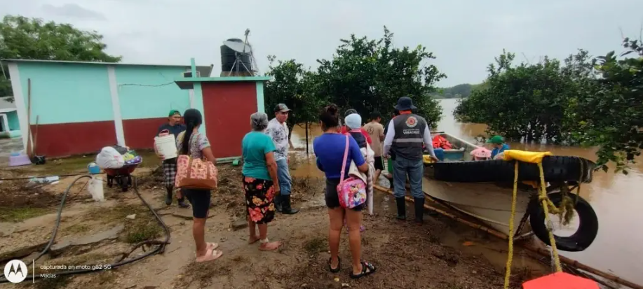 Alistan evacuación ante inminente desborde de 2 ríos al sur de Veracruz