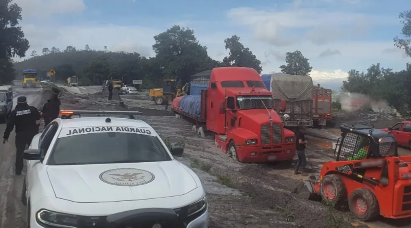 Cierre en autopista de Veracruz por deslizamiento de tierra. Toma precaución