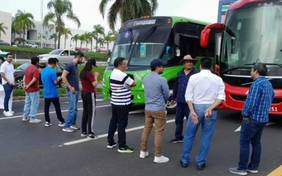 Sindicato bloquea carretera federal Veracruz-Xalapa frente a SEV para exigir audiencia