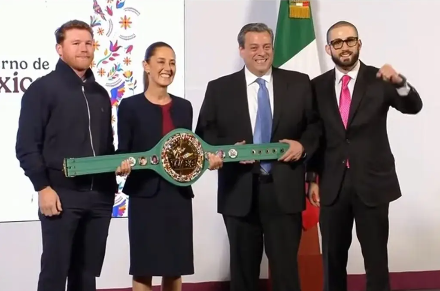 'Canelo' llega a la 'mañanera' y entrega a Sheinbaum cinturón de Campeona y guantes de la paz