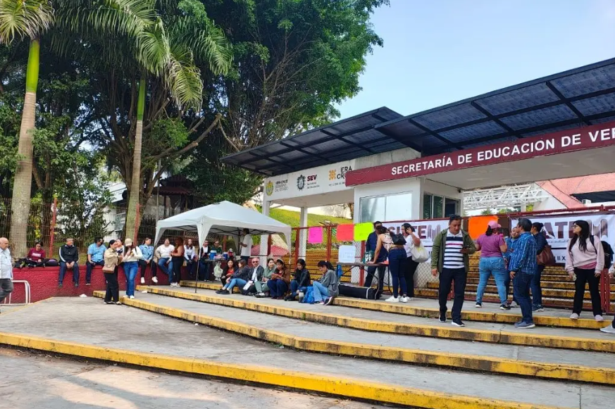 Maestros toman la SEV y las delegaciones