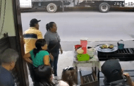Difunden video donde le avientan cazo de aceite hirviendo a mujer