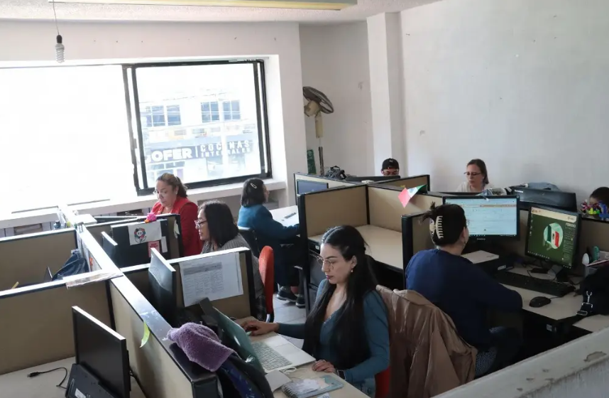 Pese a toma de la SEV, personal de oficina trabaja a distancia, informa la dependencia