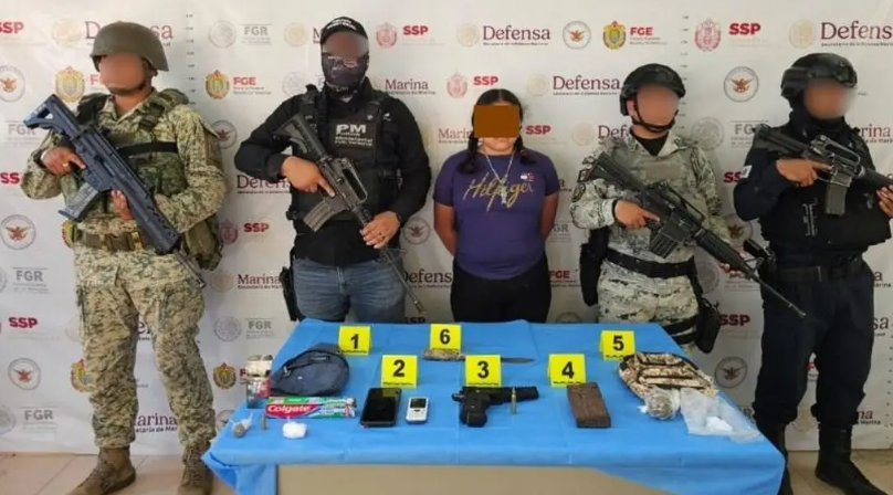 Detienen a mujer con droga y arma réplica en Misantla, Veracruz