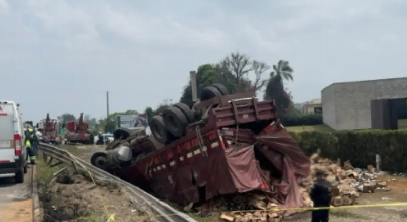 Cierre parcial de circulación por aparatosa volcadura en autopista de Veracruz