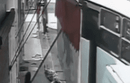 Conductor 'irresponsable' derriba a señora y se da a la fuga (Video)