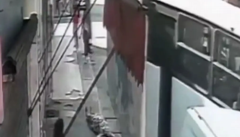 Conductor 'irresponsable' derriba a señora y se da a la fuga (Video)
