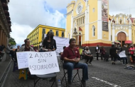 Docentes jubilados bloquean el centro de Xalapa