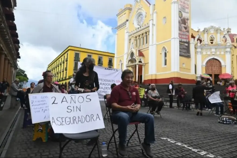 Docentes jubilados bloquean el centro de Xalapa