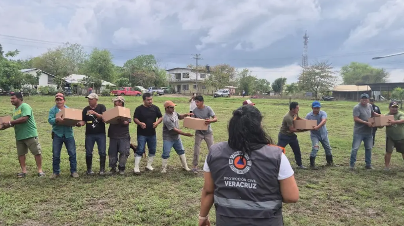 Rocío Nahle recorre comunidades de Veracruz afectadas por lluvias de huracán Erick