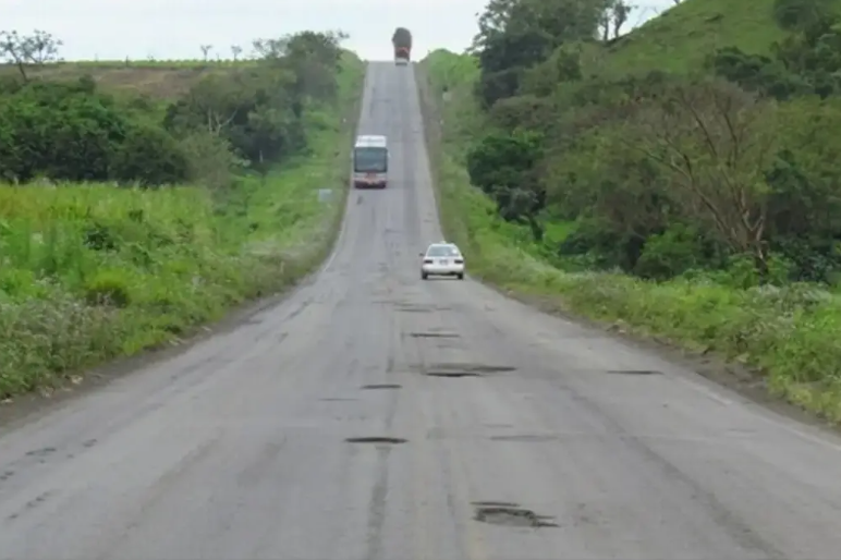 Pone Nahle plazo a SIOP, señala que urge reparar las carreteras