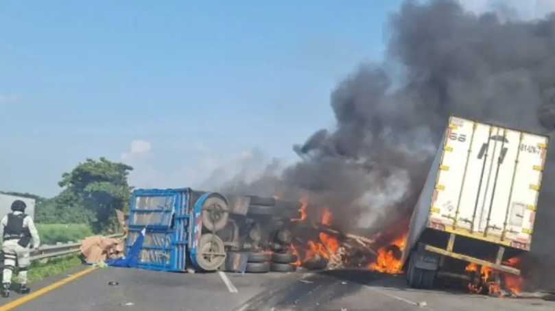 Incendio de dos tractocamiones provocan el cierre de la autopista La Tinaja-Cosoleacaque (video)