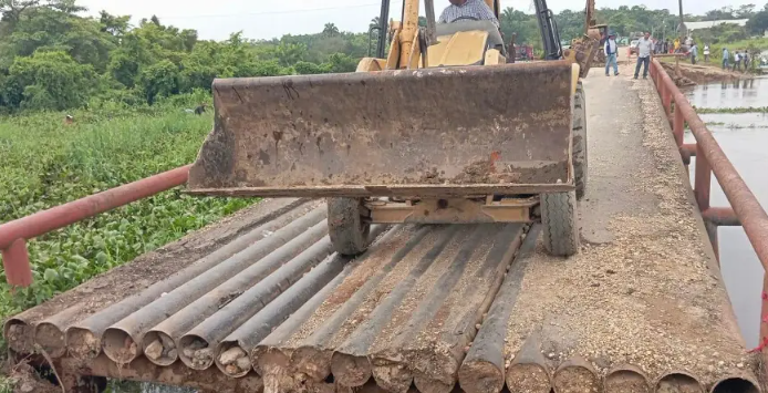 SICT atiende deslave en puente que dejó incomunicadas a comunidades al sur de Veracruz