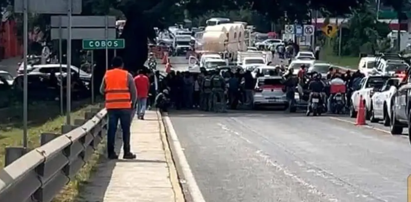 Afectados por inundaciones bloquean el puente de Tuxpan