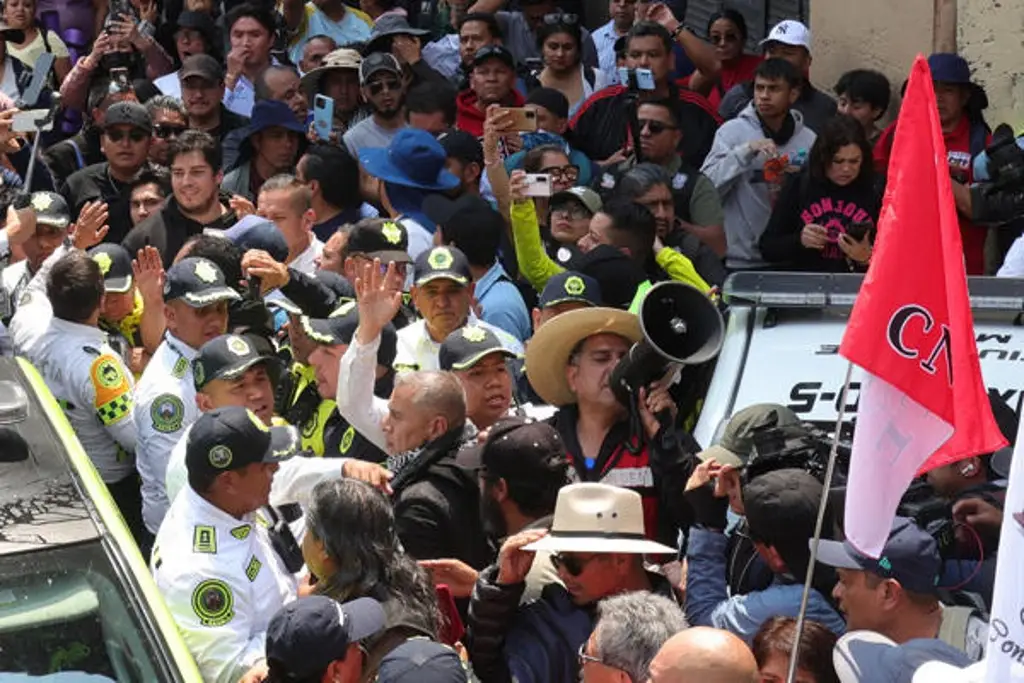 Integrantes de la CNTE se enfrentan con la Policía durante marcha en CDMX