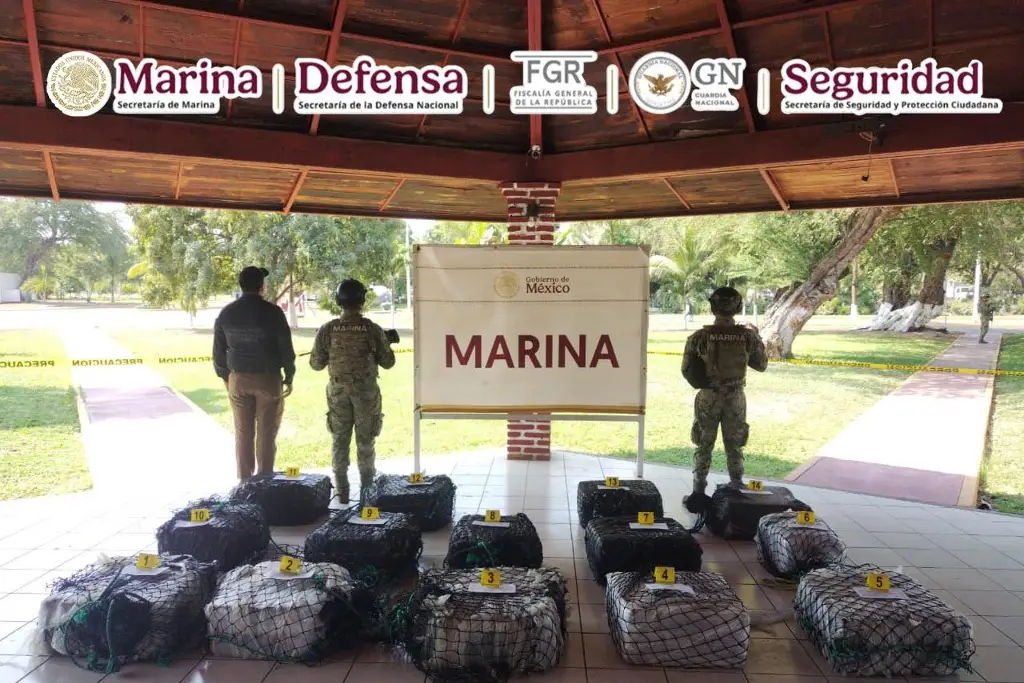 Aseguran embarcación con presunta cocaína en costas de Michoacán