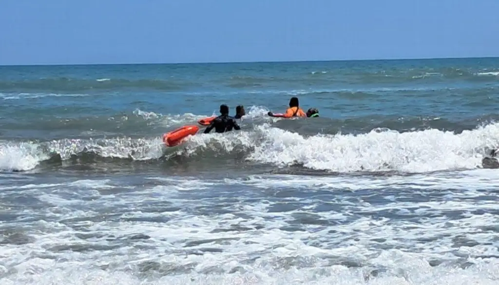 Rescatan a 2 personas en playa de Chachalacas