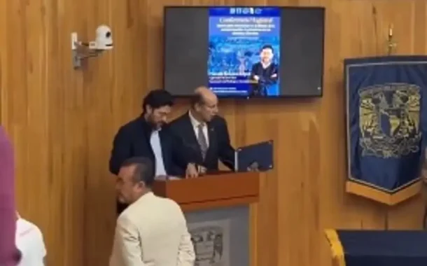 Interrumpen y corren al Secretario del Trabajo durante conferencia en la UNAM