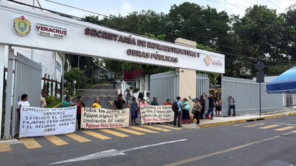 Habitantes de Pajapan protestan en SIOP, exigen rehabilitación de carretera