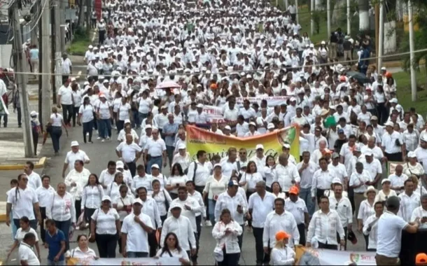 Marchan maestros activos y jubilados del SNTE en Poza Rica
