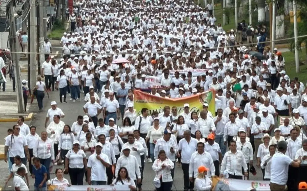 Marchan maestros activos y jubilados del SNTE en Poza Rica