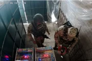 Captan en video a soldados de la SEDENA plantando droga en un local