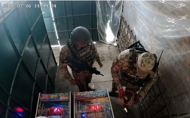 Captan en video a soldados de la SEDENA plantando droga en un local