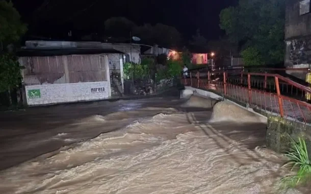Lluvias desbordan arroyo e inundan 50 viviendas en Coyutla