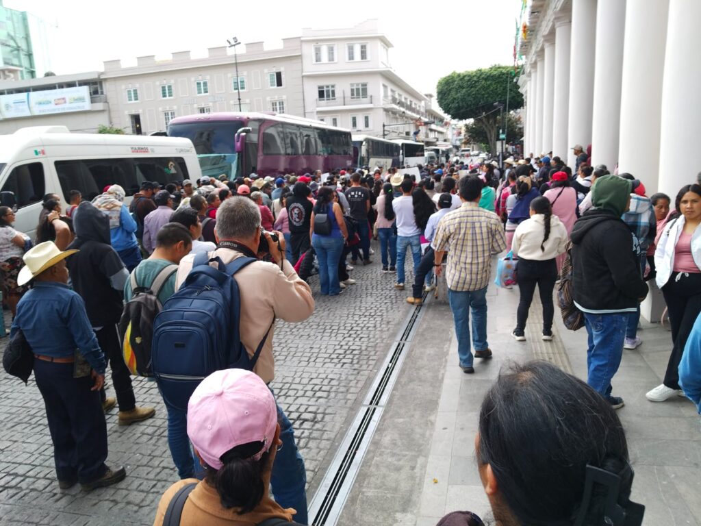 Antimotines repliegan a habitantes de Altotonga durante protesta