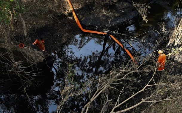 Derrame de crudo alcanza arroyo en Ixhuatlán del Sureste; temen contaminación del río Coatzacoalcos