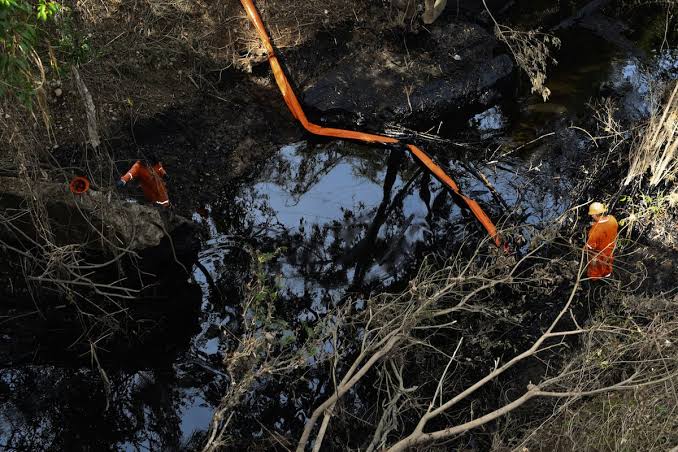 Derrame de crudo alcanza arroyo en Ixhuatlán del Sureste; temen contaminación del río Coatzacoalcos