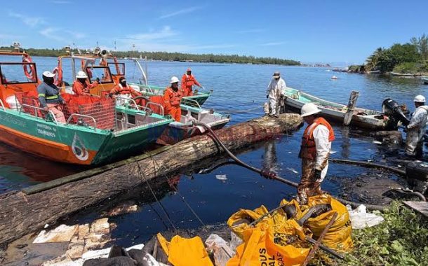 Pemex culpa a lluvias del derrame de Refinería Madero al río Pánuco