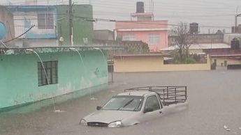 Lluvias dejan dos muertos, daños en 60 viviendas y 43 colonias de Xalapa: Nahle