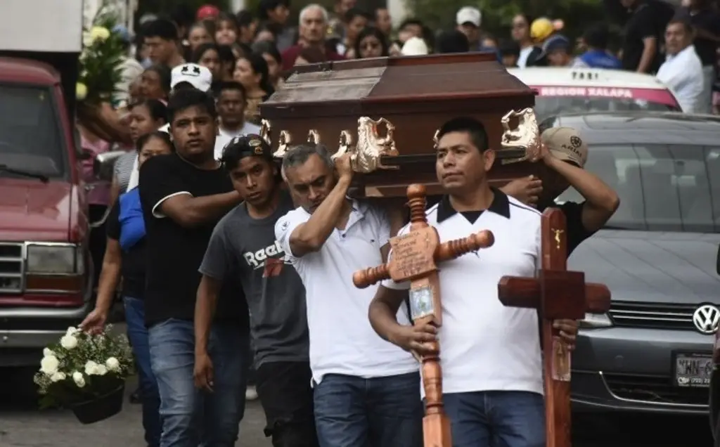 Despiden a joven que murió en la inundación de tienda en Xalapa