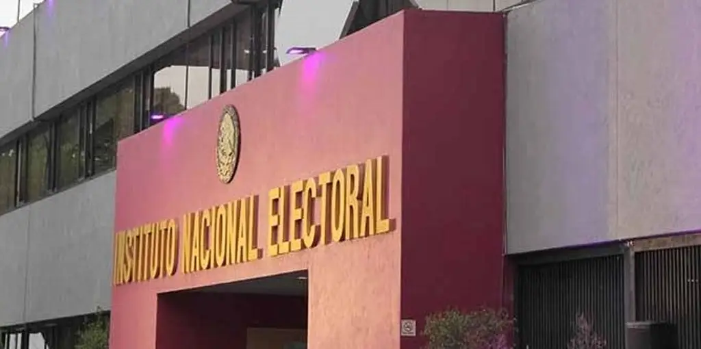 Van 15 renuncias en la oficina de la Presidencia del INE