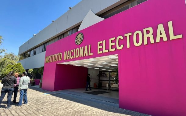 Tras señalamientos de irregularidades, INE revisará licitación de credenciales para votar