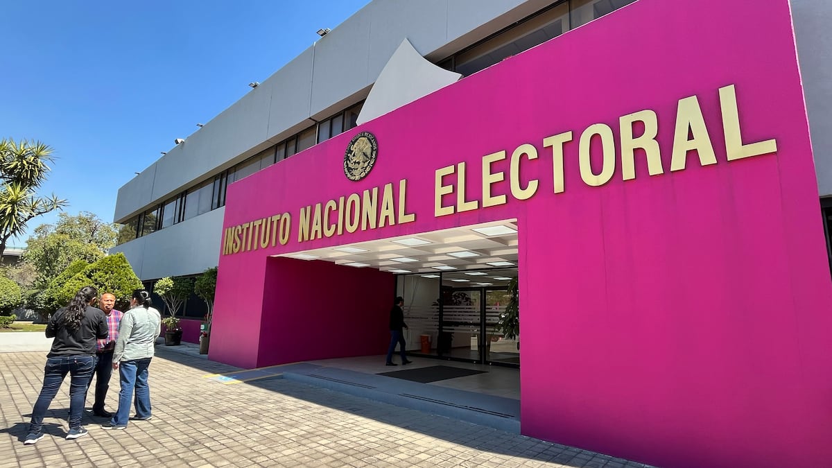 Tras señalamientos de irregularidades, INE revisará licitación de credenciales para votar